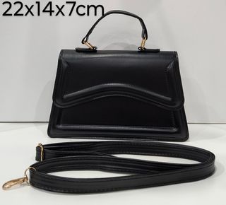 Bolso negro con tira bandolera