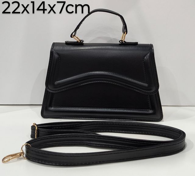 Bolso negro con tira bandolera