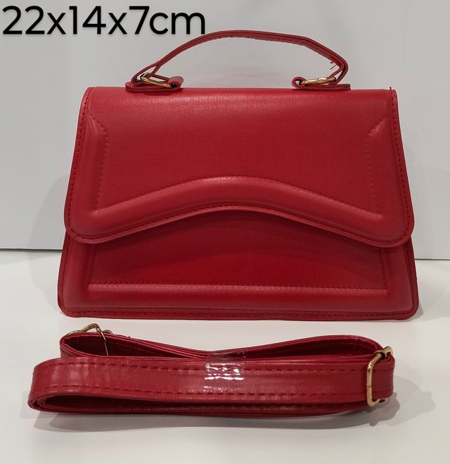 Bolso rojo  con tira ajustable y con asa