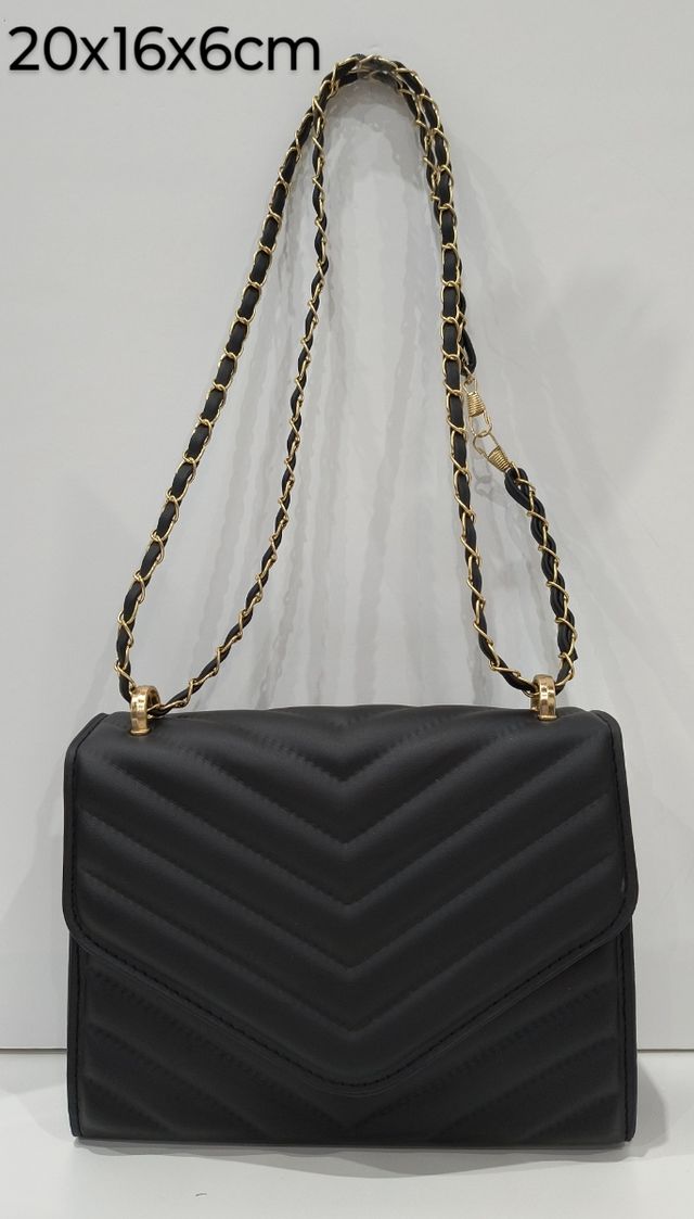 Bolso negro contira negra y dorada