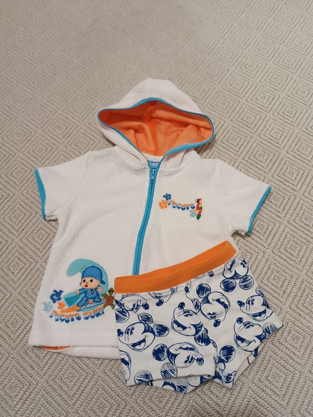 Albornoz bebe con bañador