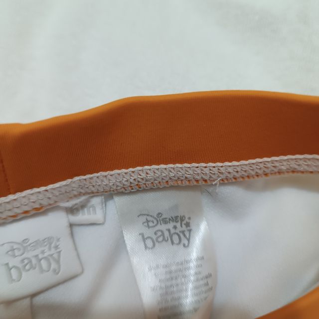 Albornoz bebe con bañador