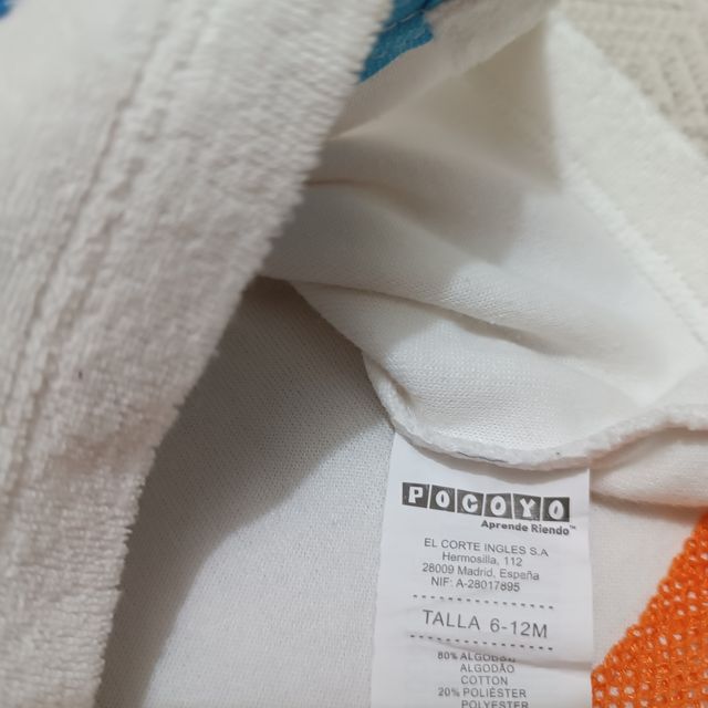 Albornoz bebe con bañador