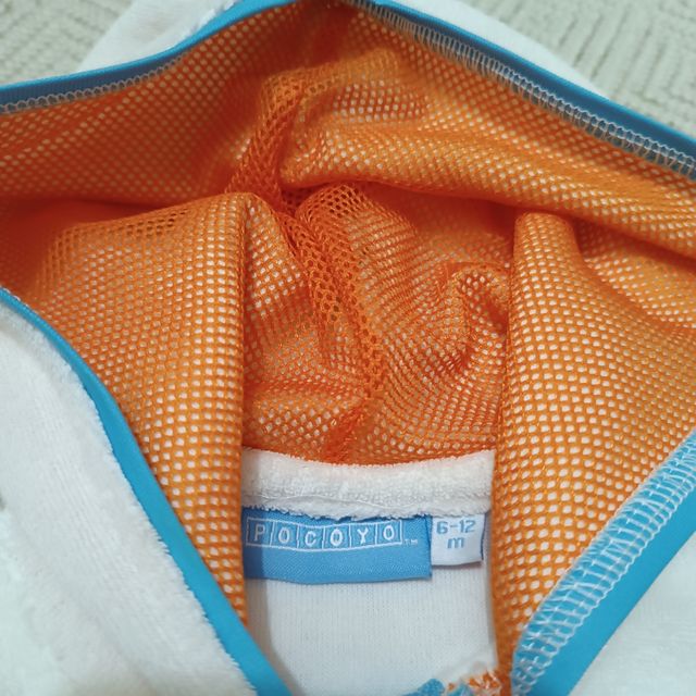 Albornoz bebe con bañador