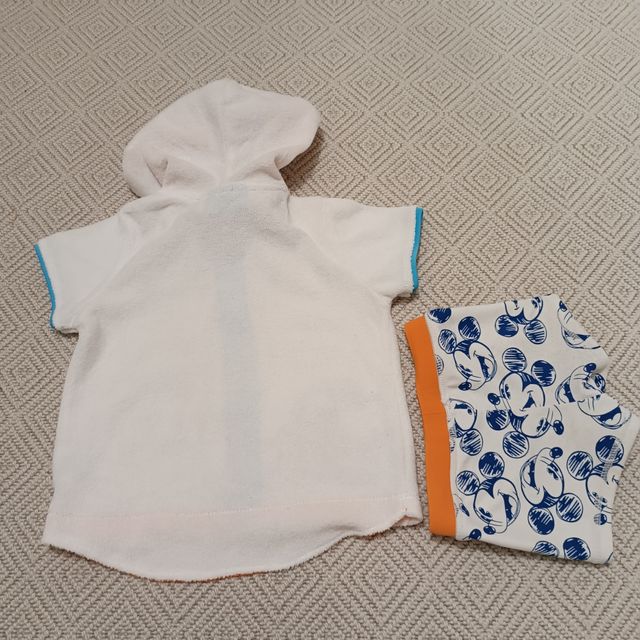 Albornoz bebe con bañador