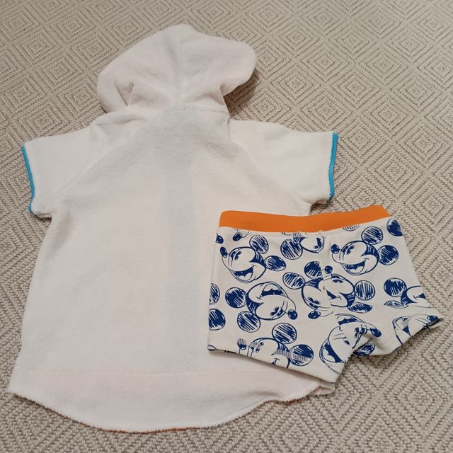 Albornoz bebe con bañador