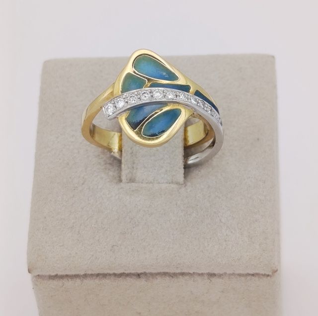 Anillo de Oro de 18k, con esmalte y diamantes pavé