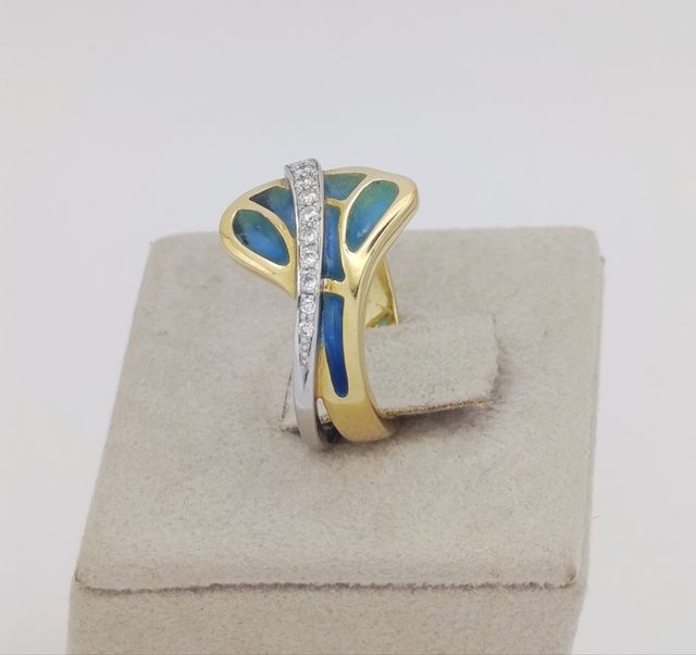 Anillo de Oro de 18k, con esmalte y diamantes pavé
