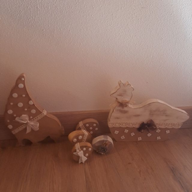 Galline uova in legno decorato