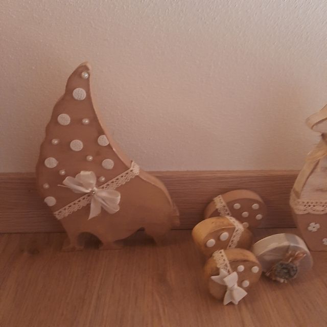 Galline uova in legno decorato