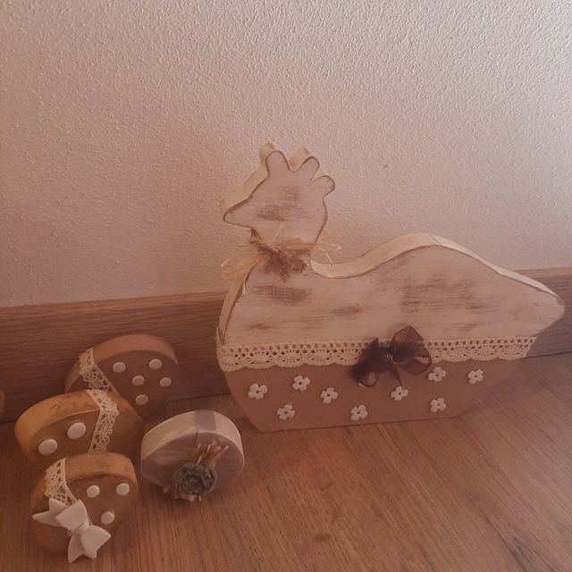 Galline uova in legno decorato