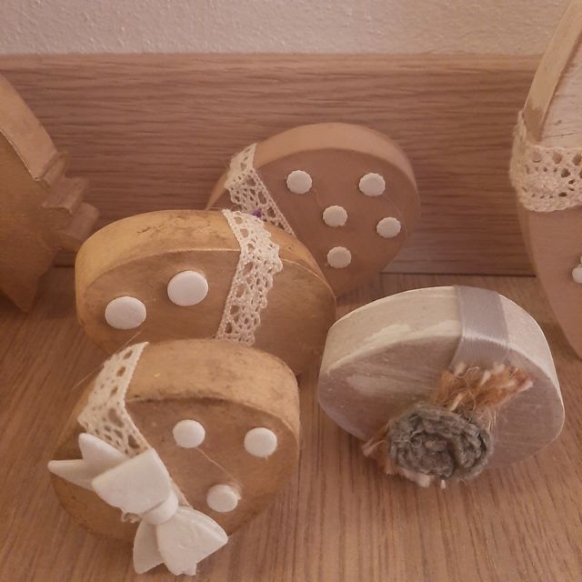 Galline uova in legno decorato