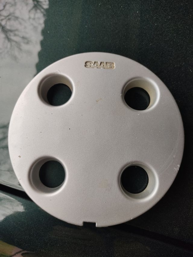 UN TAPACUBOS SAAB 900 PRE GM