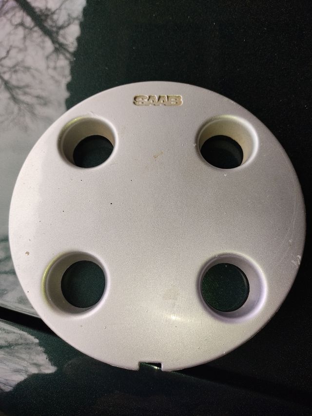 UN TAPACUBOS SAAB 900 PRE GM
