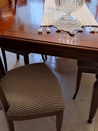 Mesa y sillas de comedor