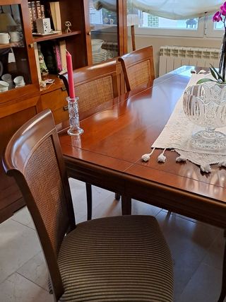 Mesa y sillas de comedor