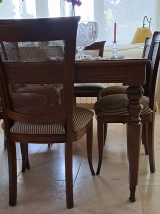 Mesa y sillas de comedor