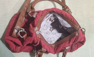 Bonito bolso de tela acolchada y piel