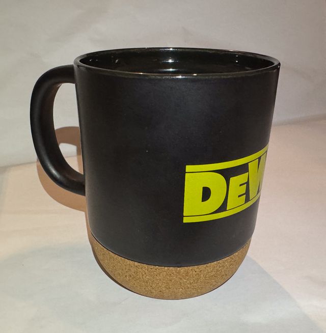 Taza ceramica original DEWALT con base de corcho