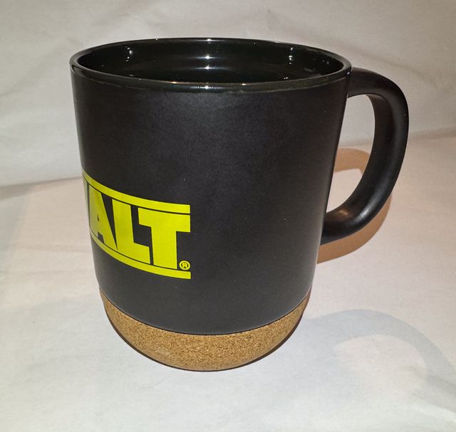 Taza ceramica original DEWALT con base de corcho