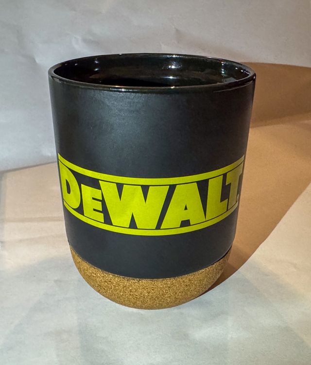 Taza ceramica original DEWALT con base de corcho