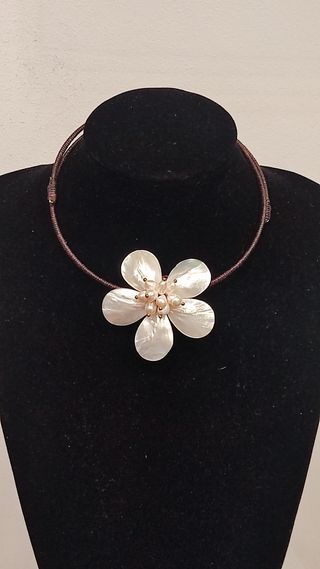 Collar gargantilla con flor.
