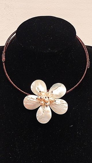 Collar gargantilla con flor.