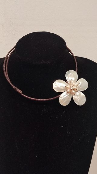 Collar gargantilla con flor.