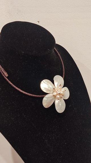 Collar gargantilla con flor.
