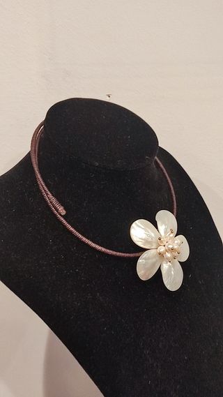 Collar gargantilla con flor.