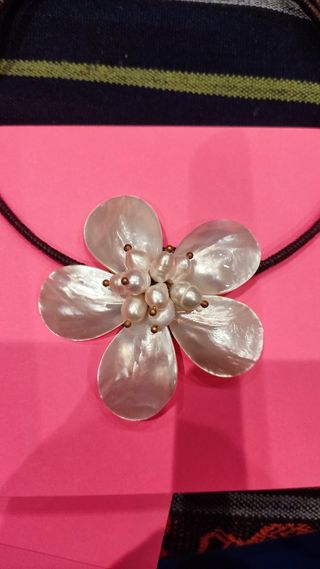 Collar gargantilla con flor.