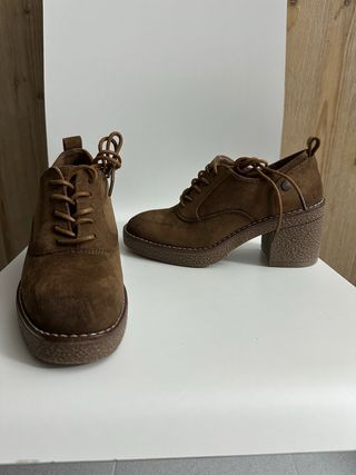 Botines con cordones marrones