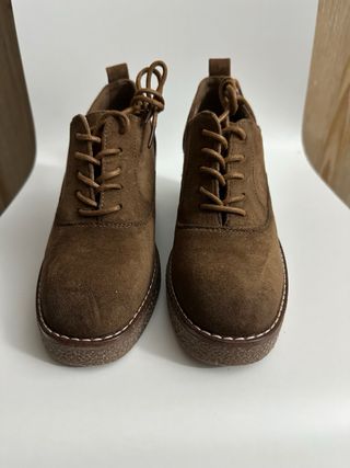 Botines con cordones marrones