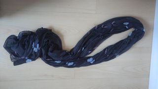 pañuelo gris