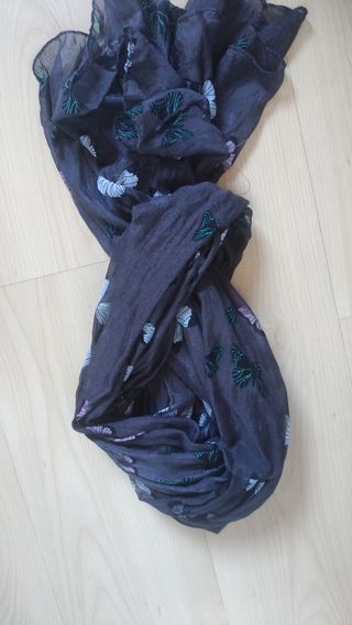 pañuelo gris