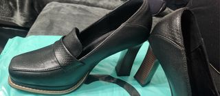 Zapatos de tacón tipo mocasin. 