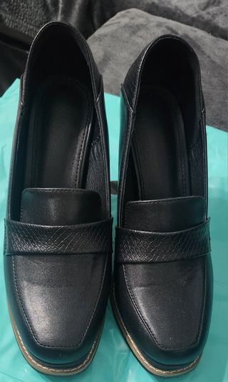 Zapatos de tacón tipo mocasin. 