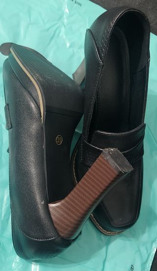 Zapatos de tacón tipo mocasin. 
