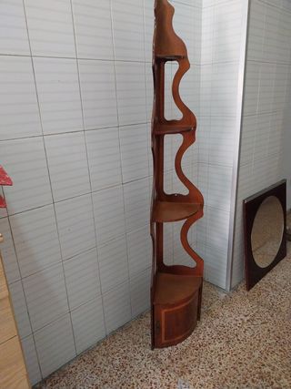 Estantería esquinera de madera
