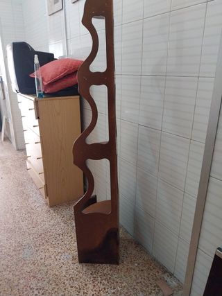 Estantería esquinera de madera