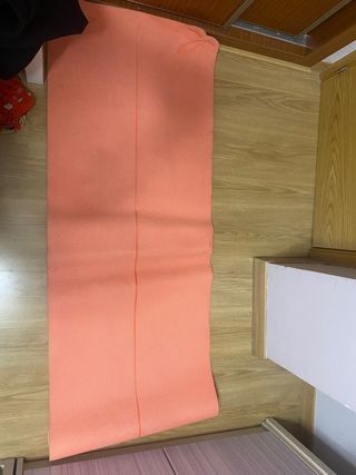 Esterilla naranja para hacer yoga o cualquier otro