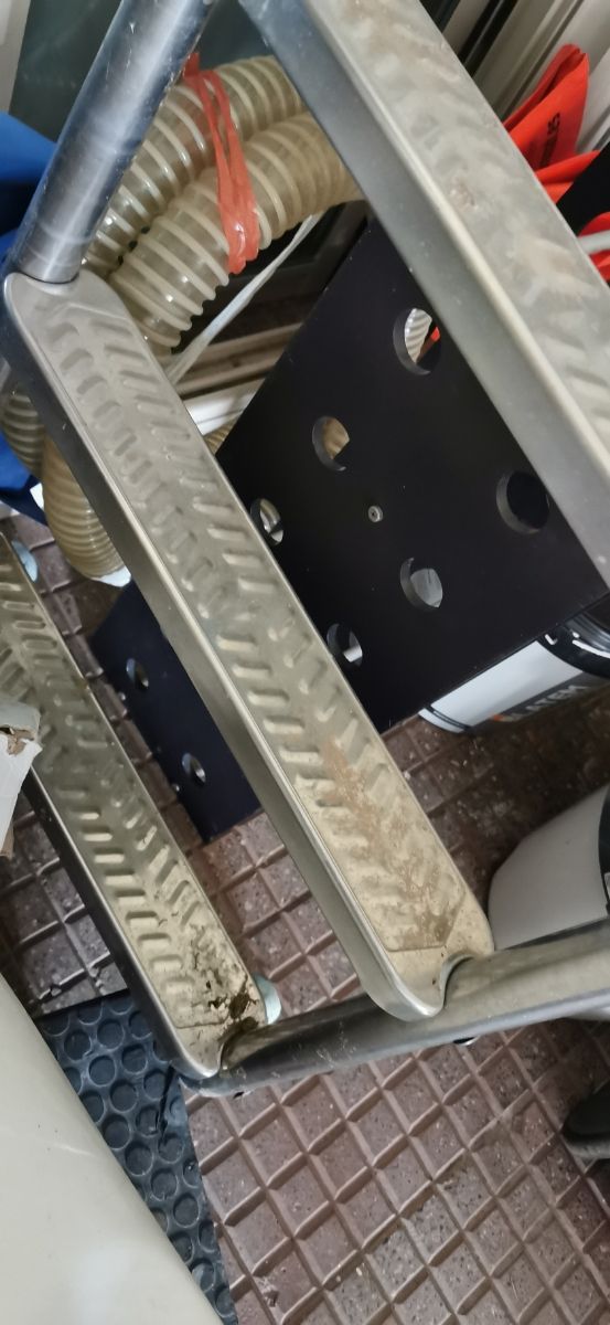 Escalera metálica piscina