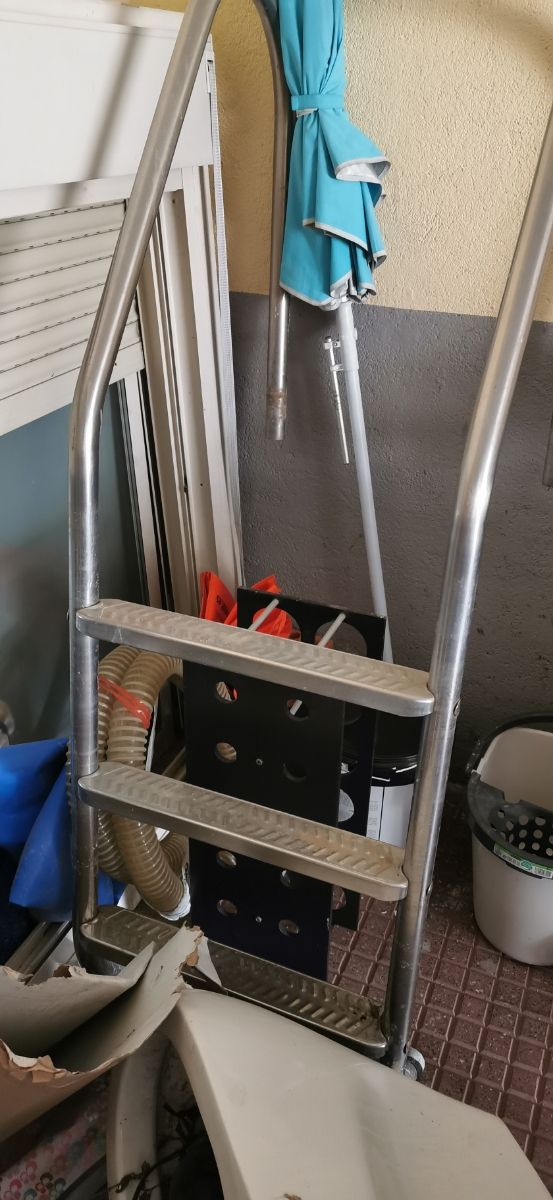 Escalera metálica piscina