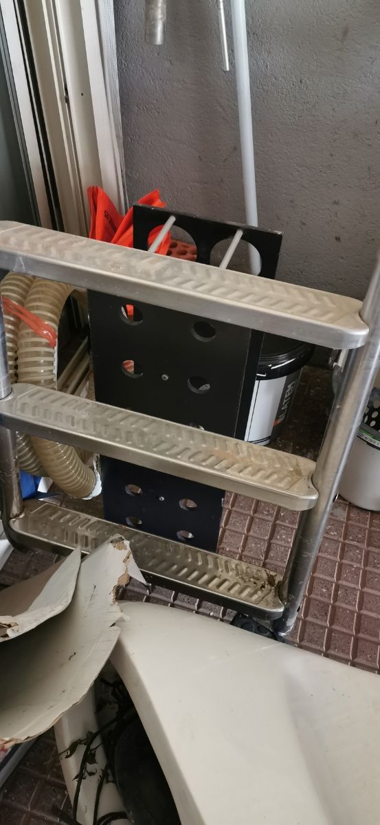 Escalera metálica piscina