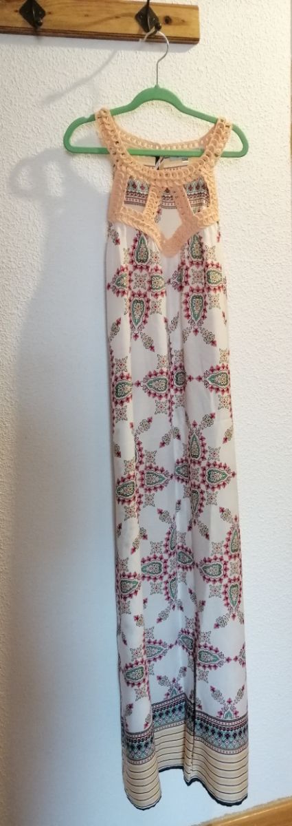 Vestido recto y con rajas