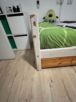 Cama de madera de pino. Flexa