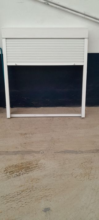 Ventana de aluminlo con persiana y reja de acero 
