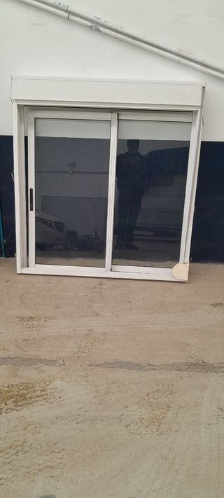 Ventana de aluminlo con persiana y reja de acero 