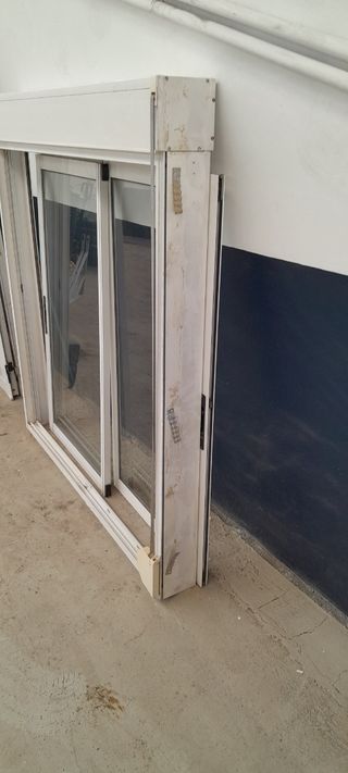 Ventana de aluminlo con persiana y reja de acero 