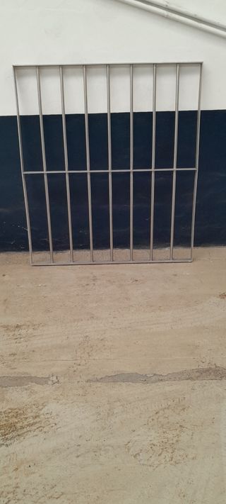 Ventana de aluminlo con persiana y reja de acero 